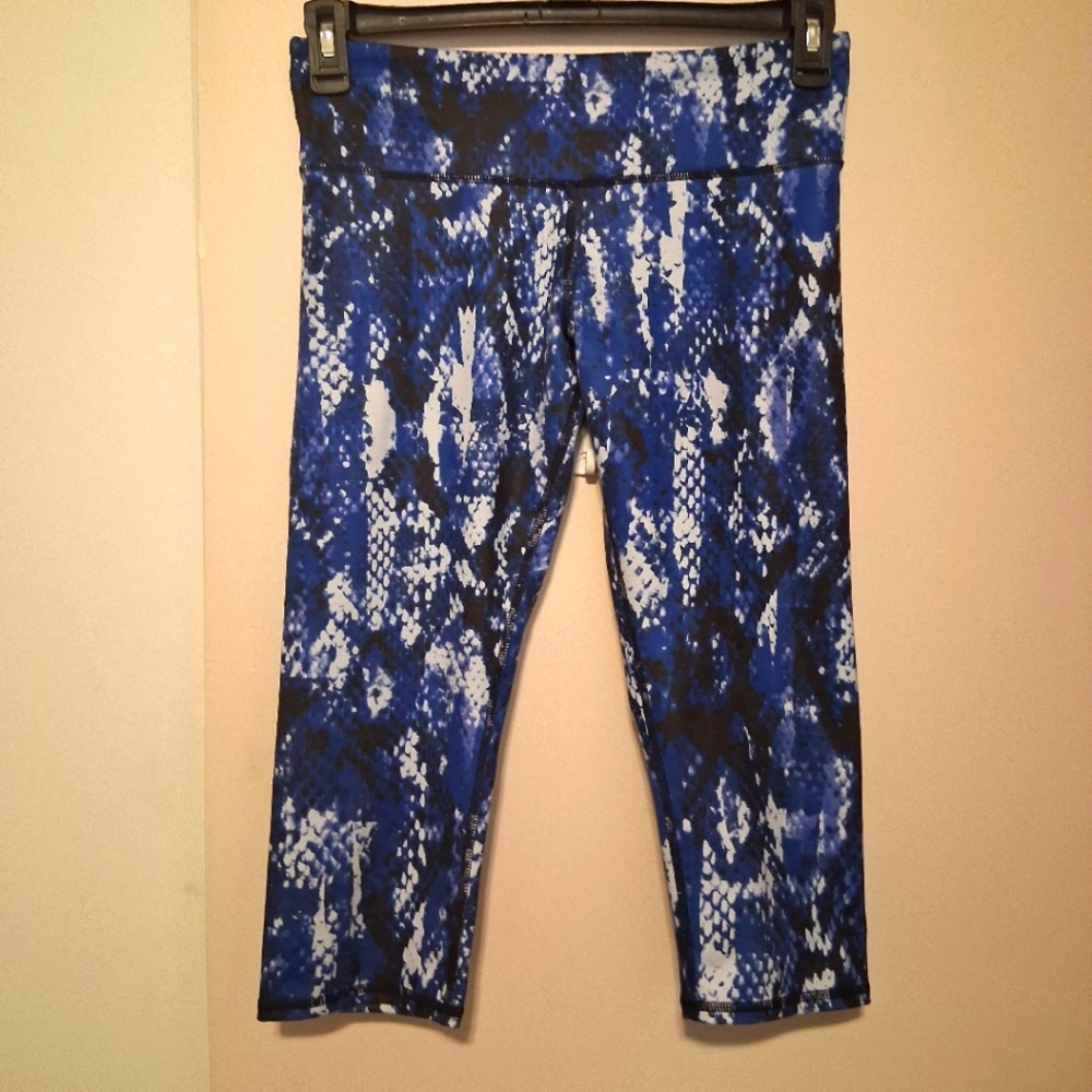 Alo Capri Leggings Snake Skin Pattern Small Blue White